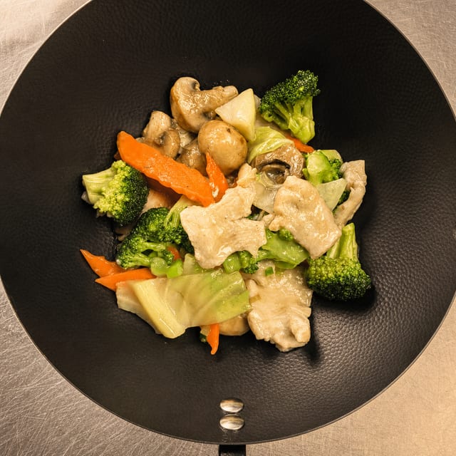 Moo Goo Gai Pan Lunch.